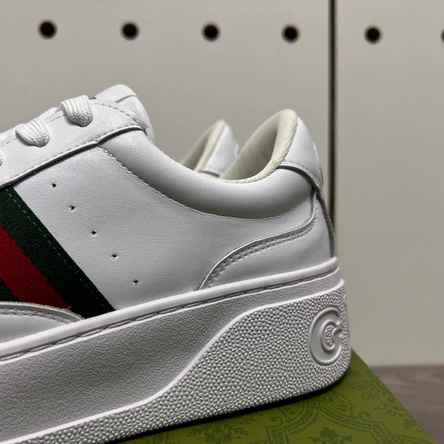Factory price: 400💰Gucci original quality.~ Unique modern style sneakers. 🏃A must-have casual shoe for trendy men😍😍 Imported cowhide, sheepskin foot pads (refuse to discolor and grind feet) soles: Original soles specially provided by the original factory, French lazy style design ⚠️Fit to the feet, original quality, super comfortable original soles. Just like shooting the real thing 🎬The real thing is better, high-quality sneakers, size: 38-44 (45 and 46 can be customized)